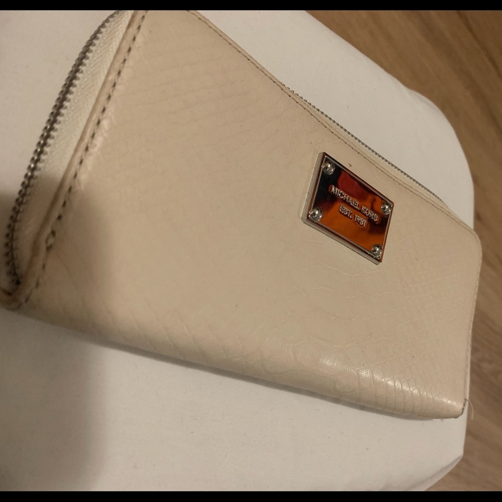 Michael Kors Zip Around Wallet.
